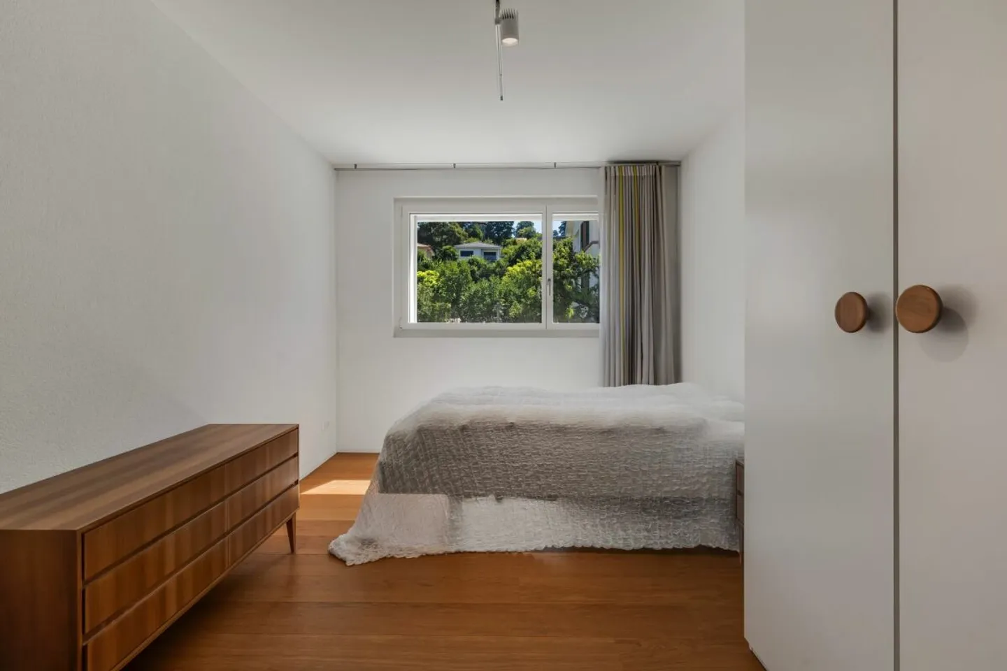 Appartamento moderno con balcone - Foto 7 di 13
