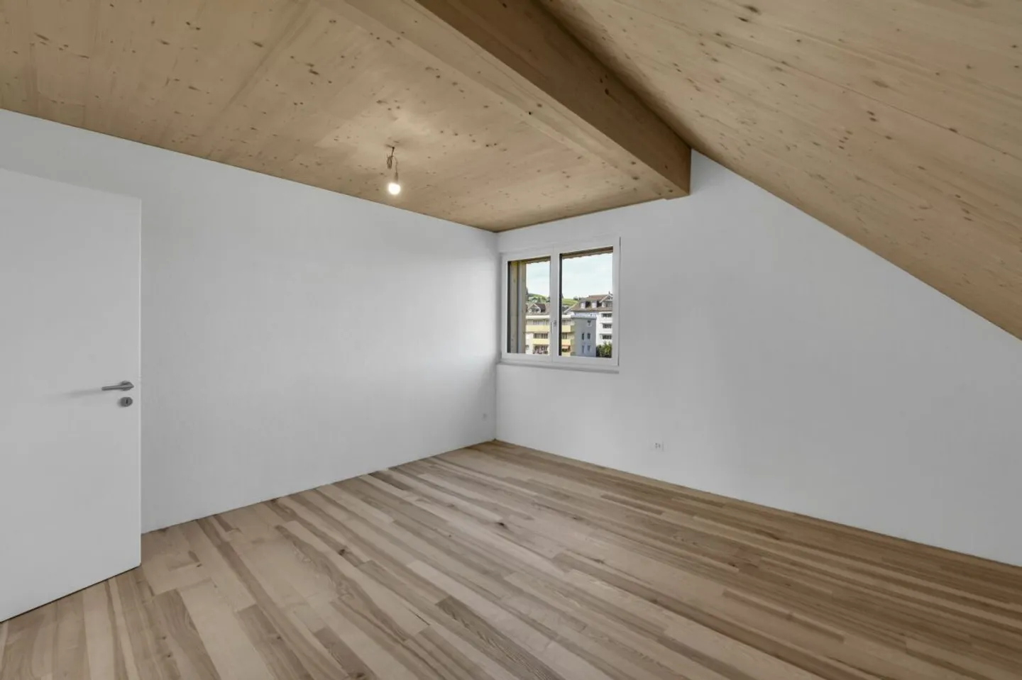 2.5-room high-quality attic apartment, first occupancy - Photo 9 of 9