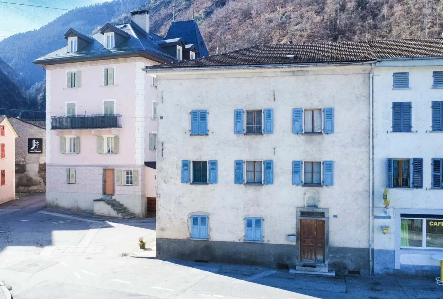 Multi-apartment village house in the center of Chippis - Photo 2 of 13