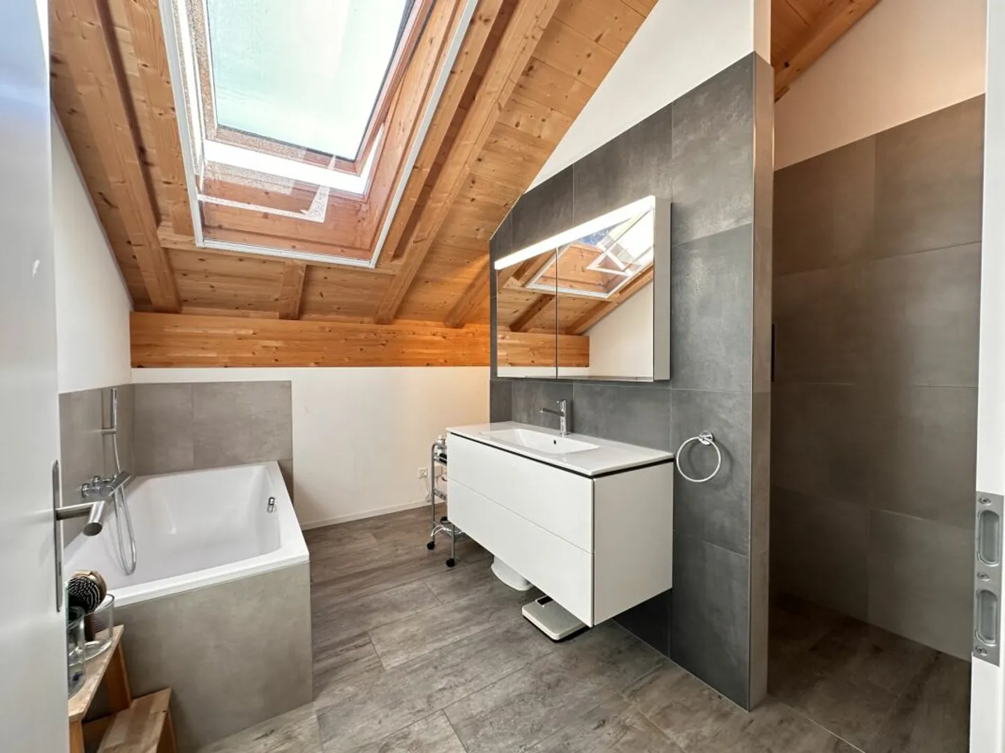5½-Zimmer-Einfamilienhaus mit Top Ausbau an wunderbar Lage - Photo 3 of 11
