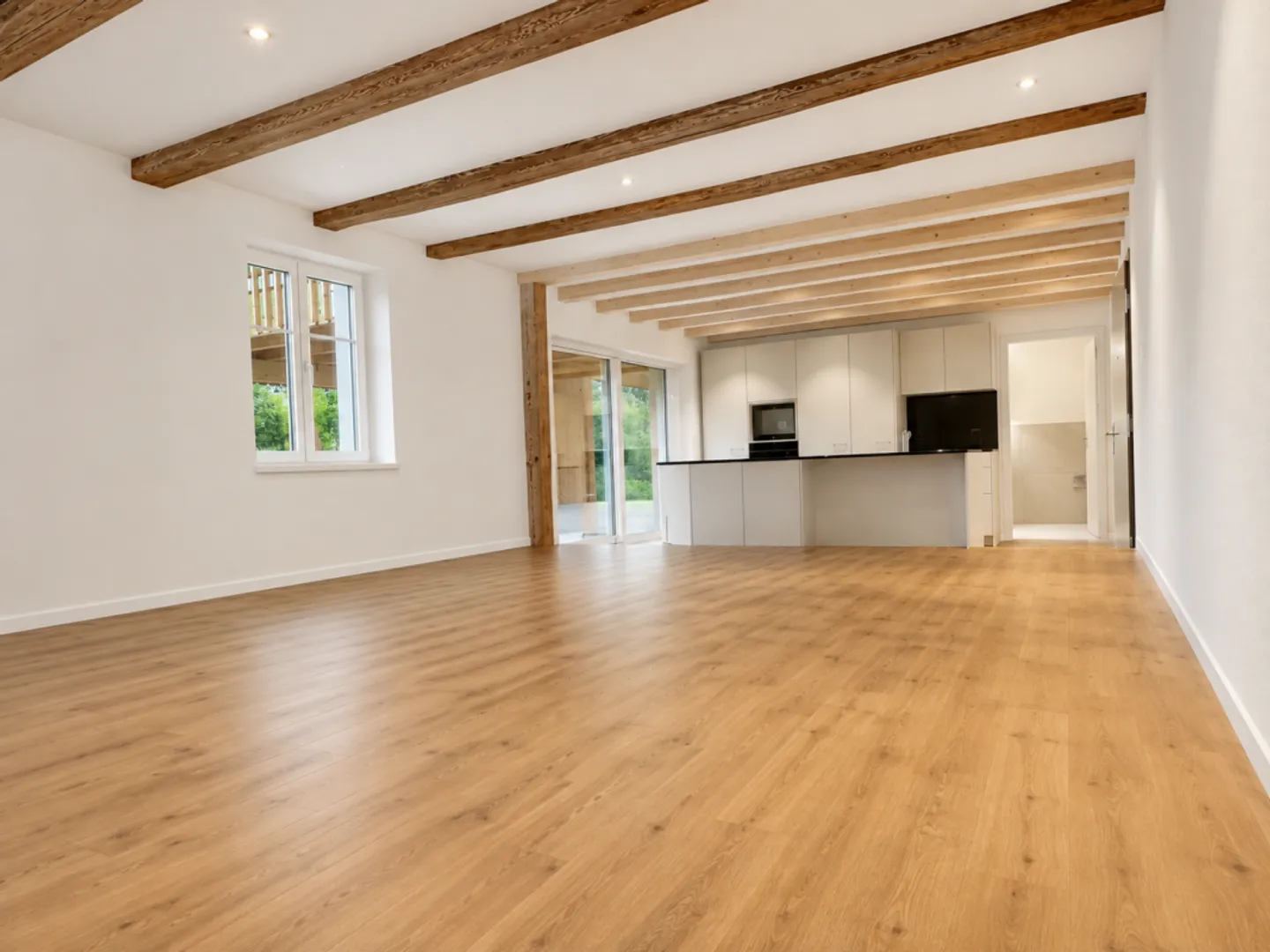 Stylishly renovated 3-room apartment with large covered terrace - Photo 5 of 10
