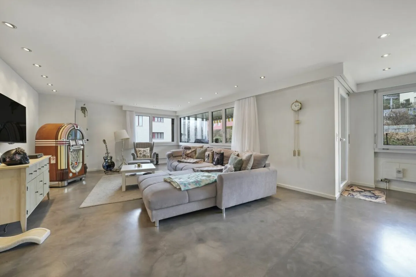 Exclusive Living Comfort: 5.5-Room Apartment with approx. 150 m² of Living Space - Photo 1 of 13