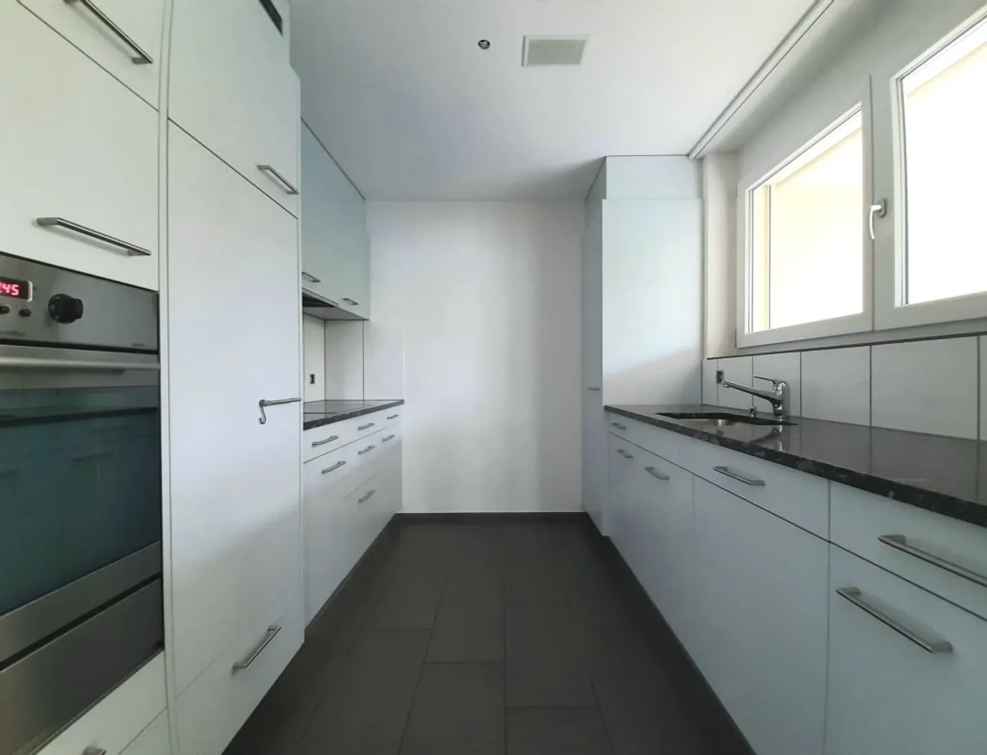 Spacious 2.5-Room Apartment - Photo 2 of 11