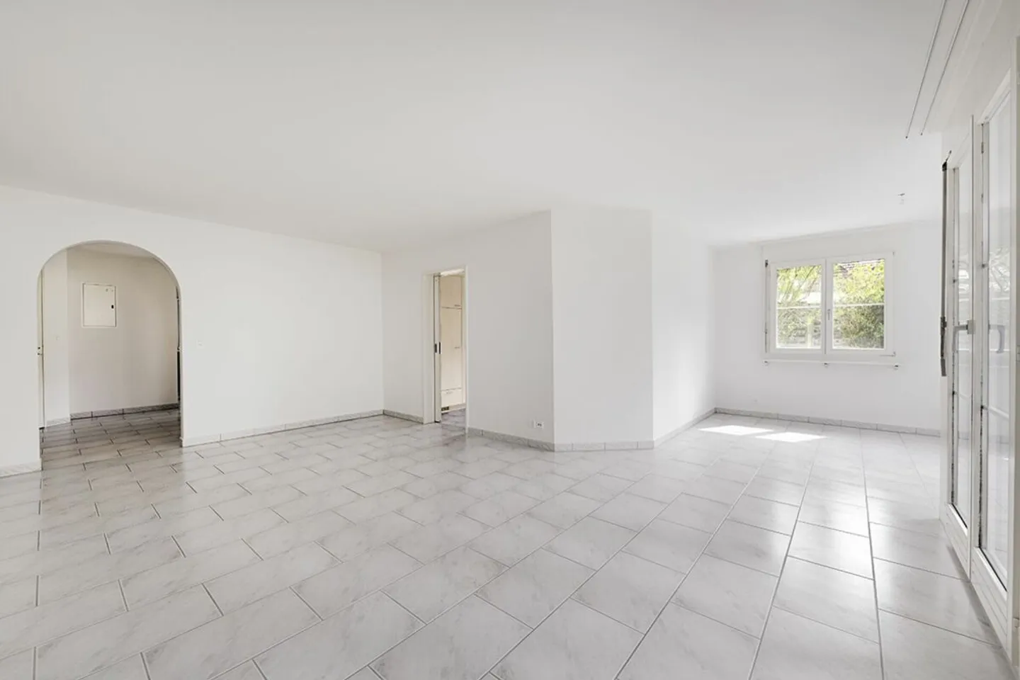 Attractive 3.5-room garden apartment with spacious outdoor seating area - Photo 3 of 11