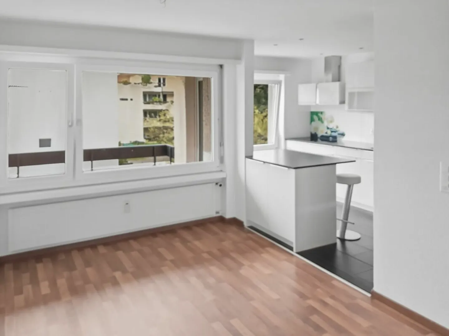 Bright 5.5-room apartment with great balcony view - Photo 2 of 8