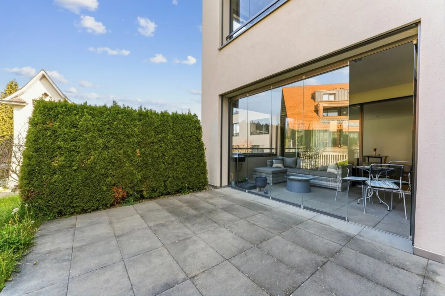Charmantes Wohnen in Beromünster - stilvolle 2.5-Zimmer-Wohnung mit Wintergarten und privatem Gartensitzplatz - Photo 5 sur 7