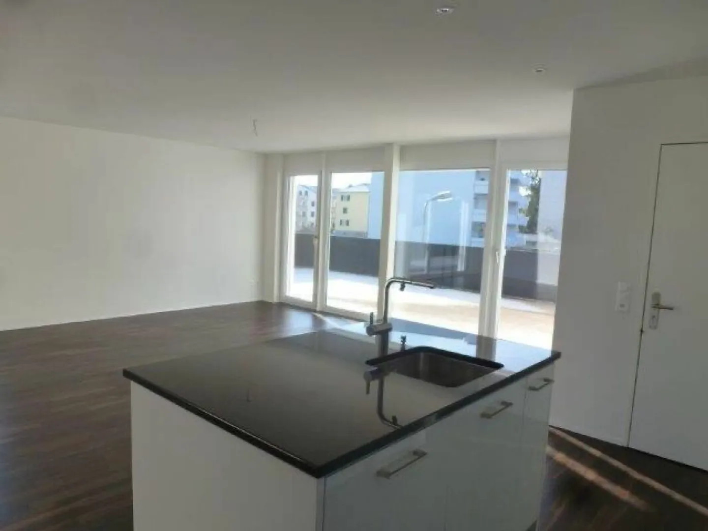 Above the rooftops of Arbon: Penthouse apartment with sunny roof terrace and lake view - Photo 5 of 13