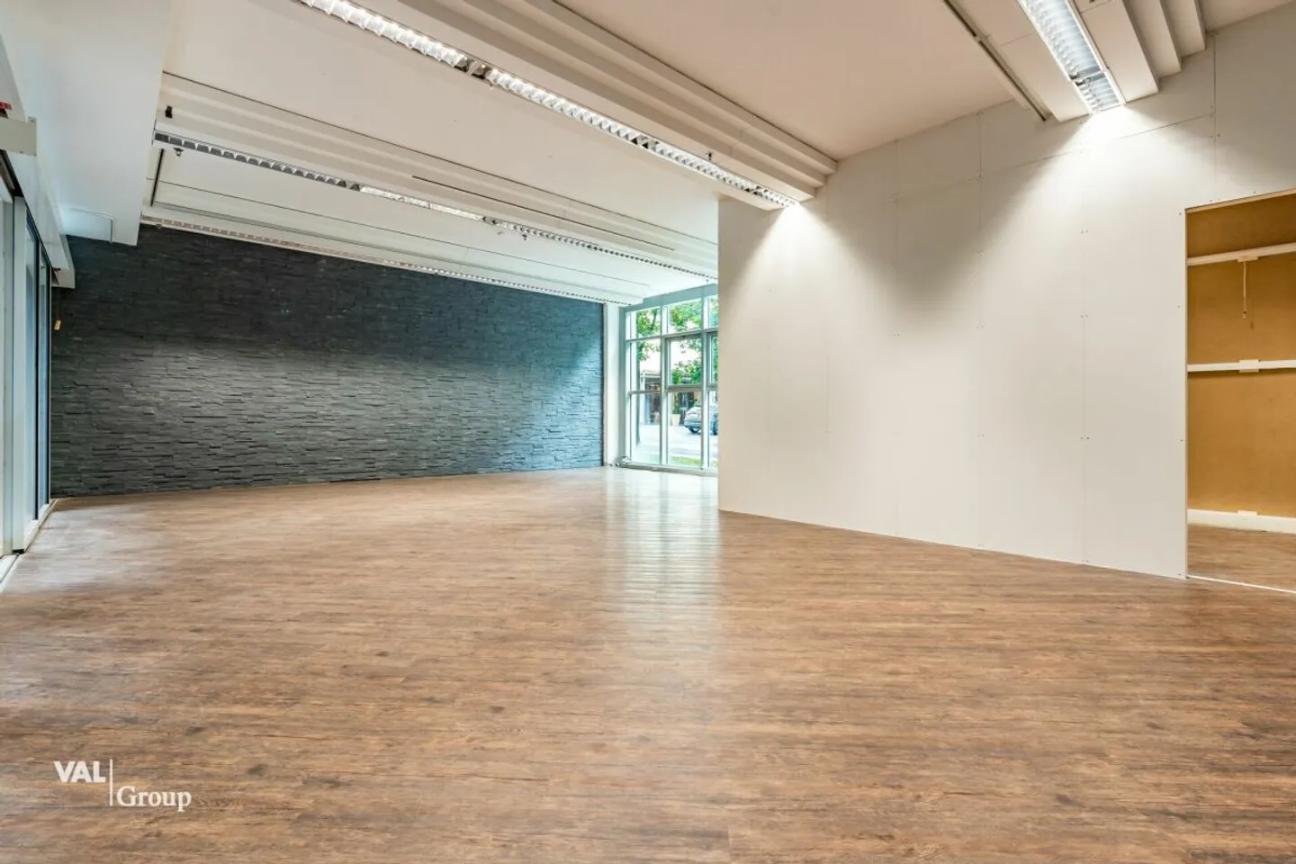 Nel cuore del paradiso termale: Locale attraente con potenziale e passaggio - Foto 5 di 9