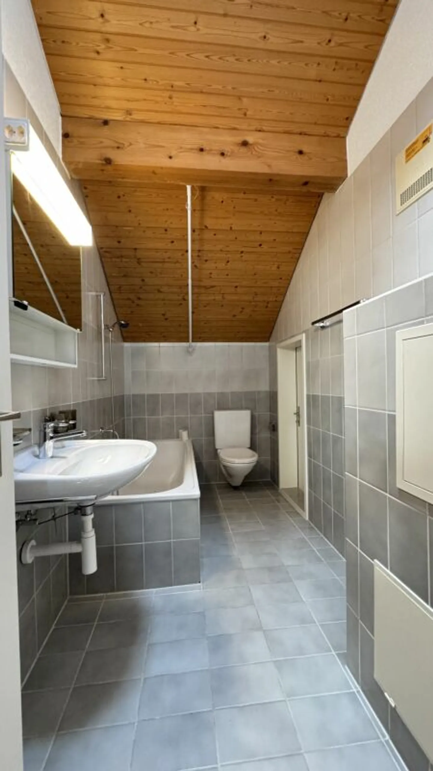 A renovated and bright 2.5 room apartment in a quiet location in Solothurn - Photo 4 of 13