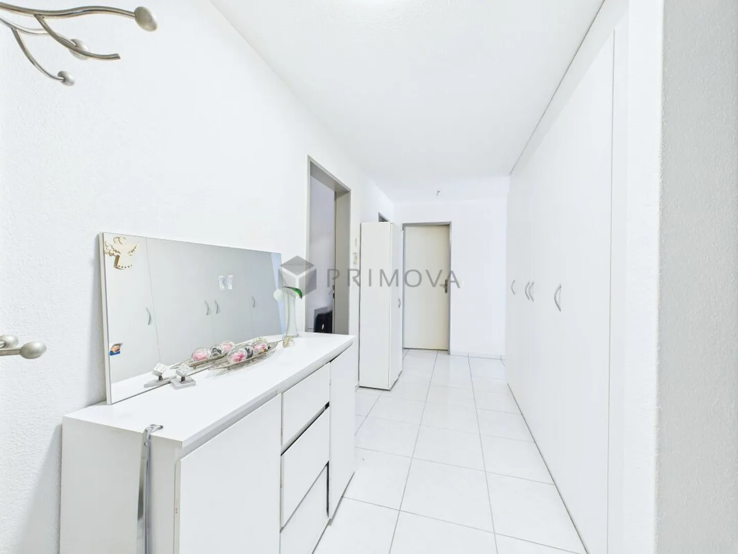 Godere di un ampio spazio abitativo con balcone e disposizione ideale - Foto 8 di 13