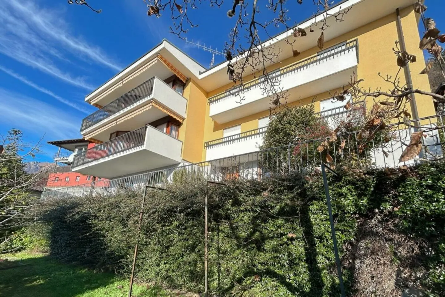 Mehrfamilienhaus mit 3 Wohnungen, großem Grundstück und spektakulärer Aussicht - Foto 1 von 7