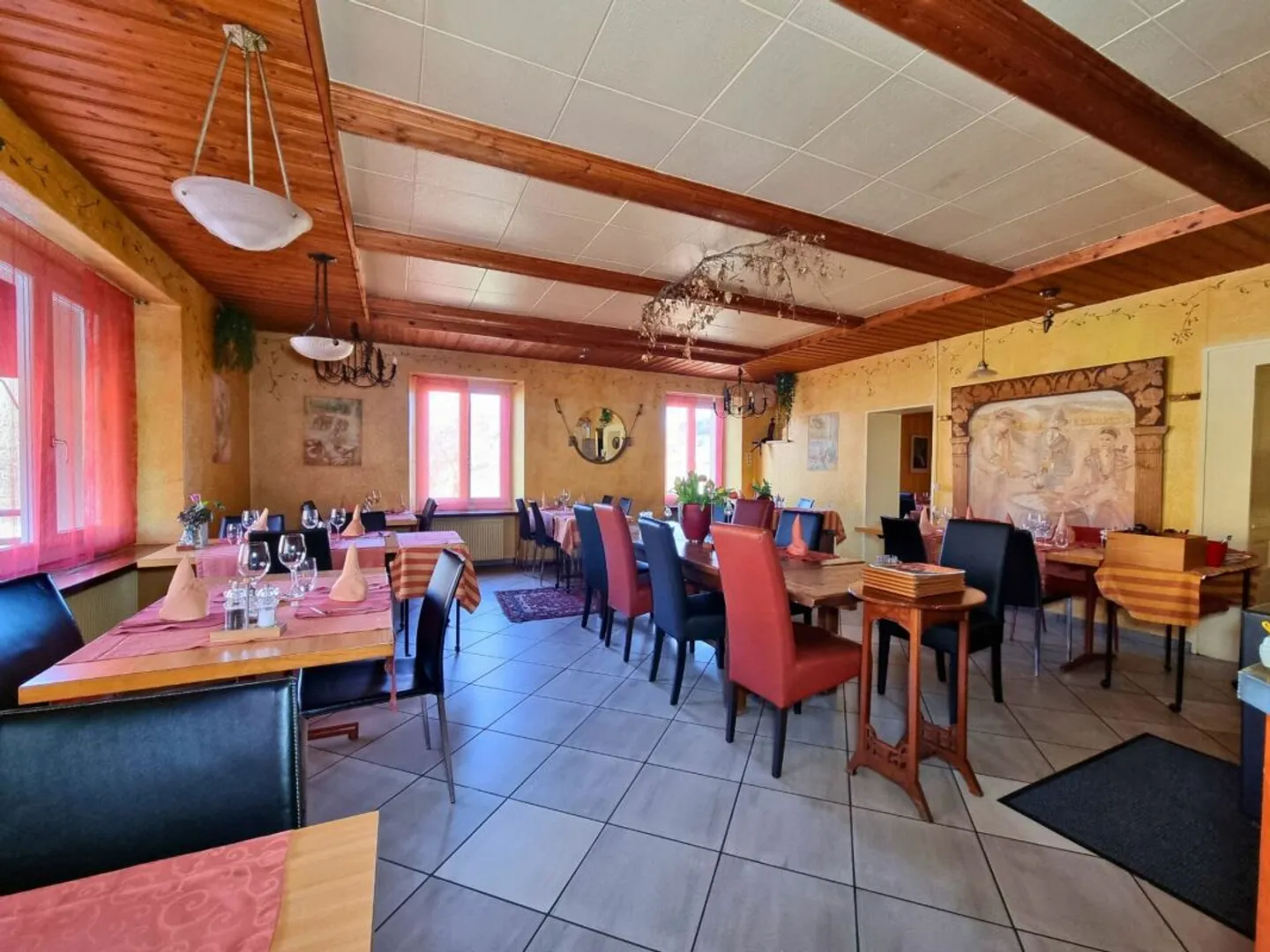 Schönes Gebäude mit einem renommierten Restaurant und einer 9-Zimmer-Wohnung inmitten der Natur - Foto 3 von 13