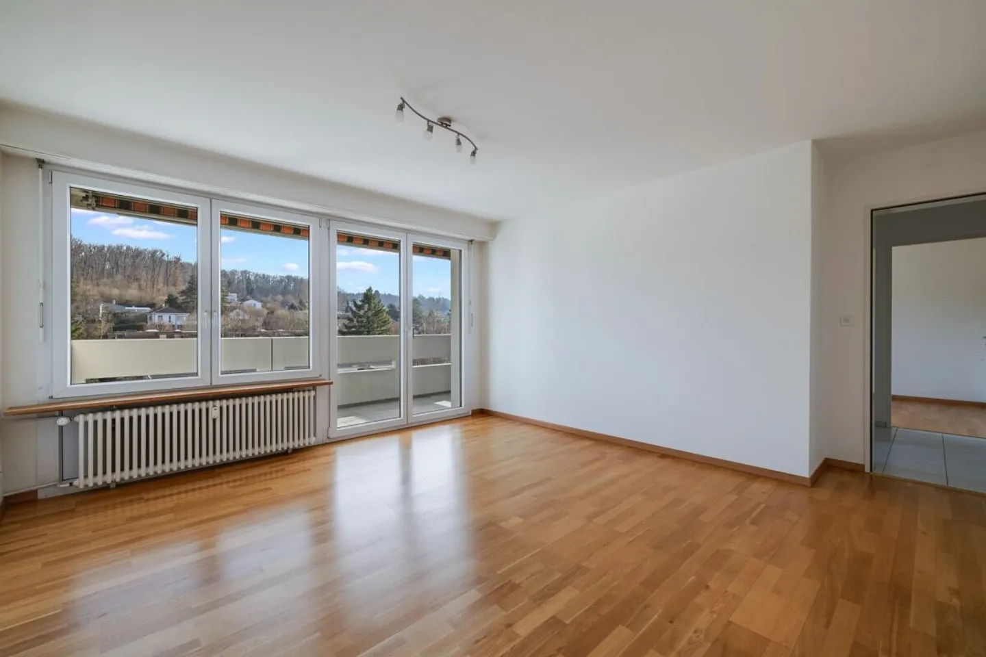 Attractive 4-room apartment in Therwil - ideal investment with long-term potential - Photo 4 of 13