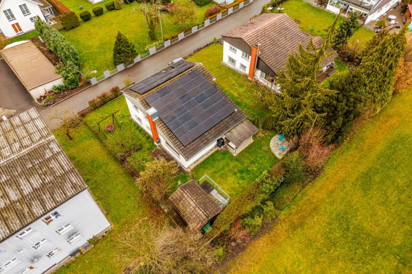 MODERNISIERTES 6.5-ZIMMER-EINFAMILIENHAUS IN RUHIGER LAGE ? FAMILIENFREUNDLICH, MIT GEPFLEGTEM GARTEN UND SCHULNÄHE - Photo 10 sur 11