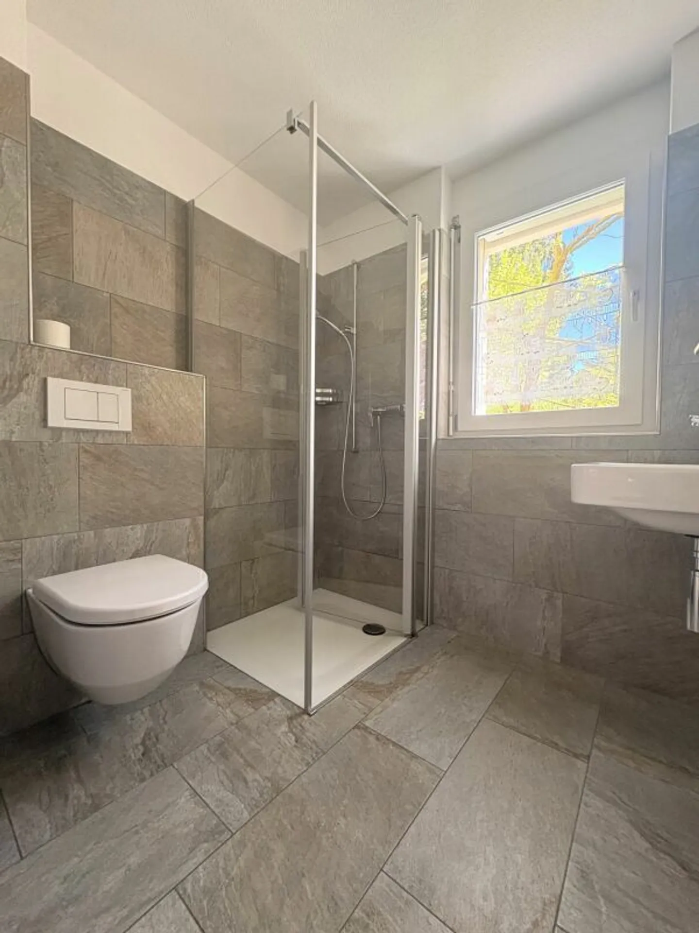 Vivre avec une vue : Maison individuelle spacieuse avec appartement - Photo 5 sur 13