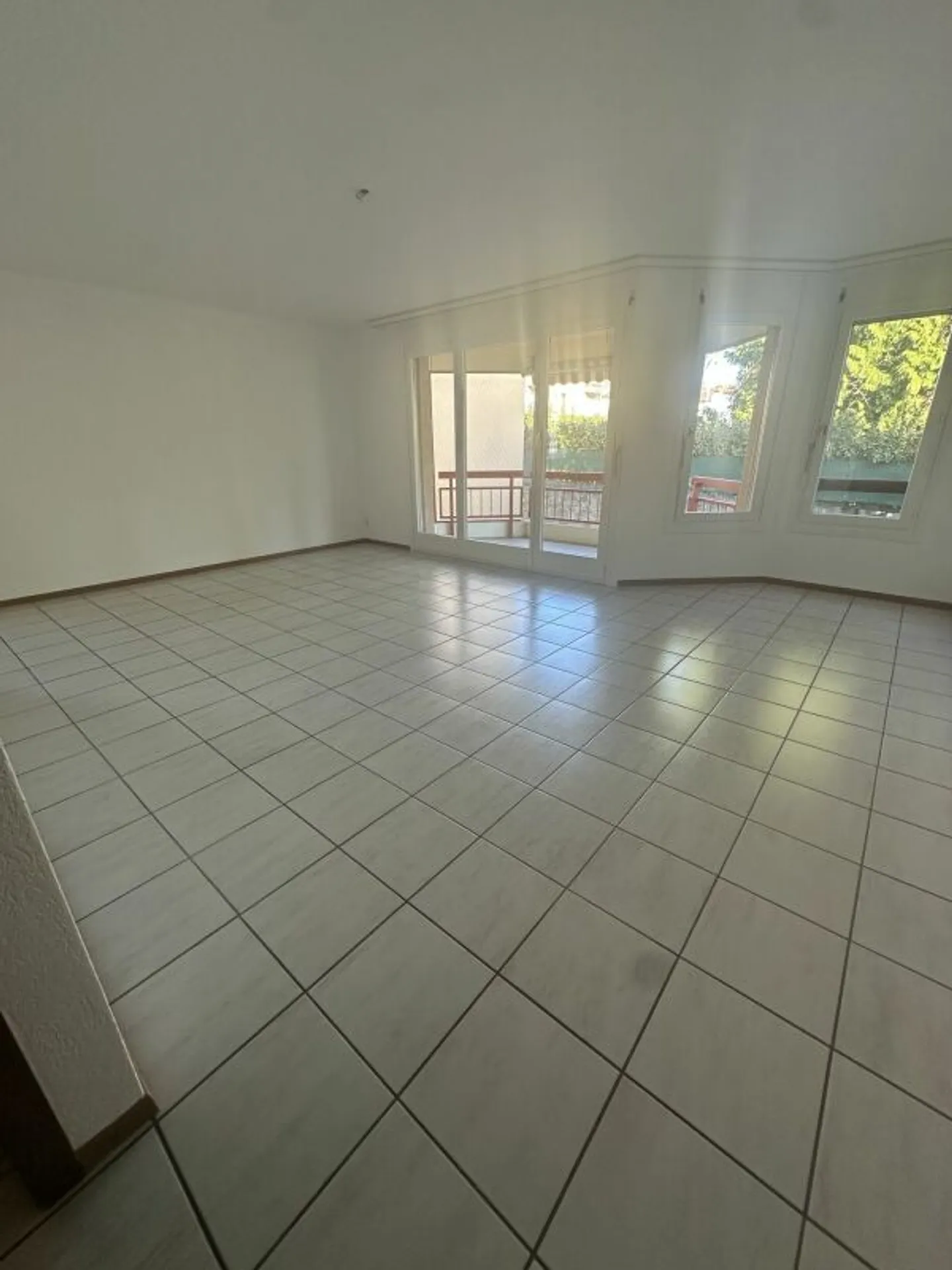 Oli studio with large balcony - Ideal location in St-Blaise - Photo 2 of 4