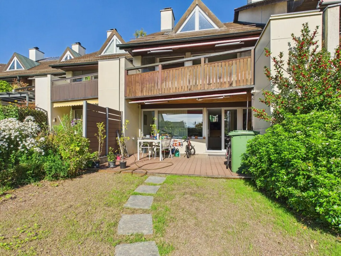 Viel Platz für Gross und Klein: Familienfreundliches Reihenhaus mit ausgebautem Dachboden & Seesicht - Photo 1 sur 13