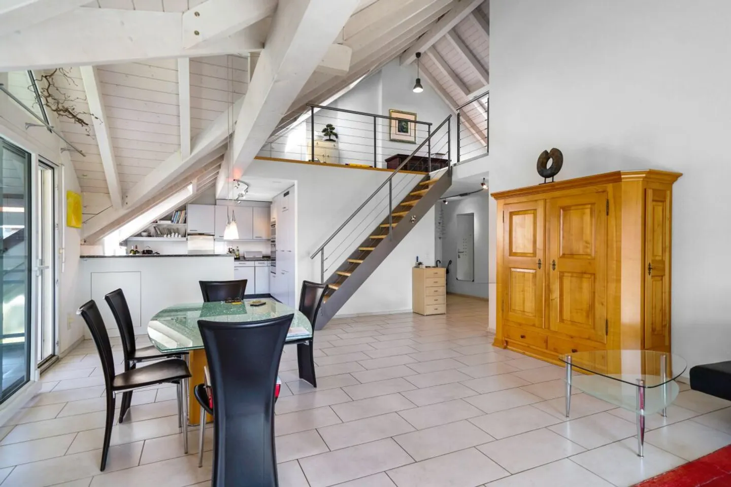 Appartement en duplex spacieux de 5,5 pièces au cœur de Studen - Photo 1 sur 13