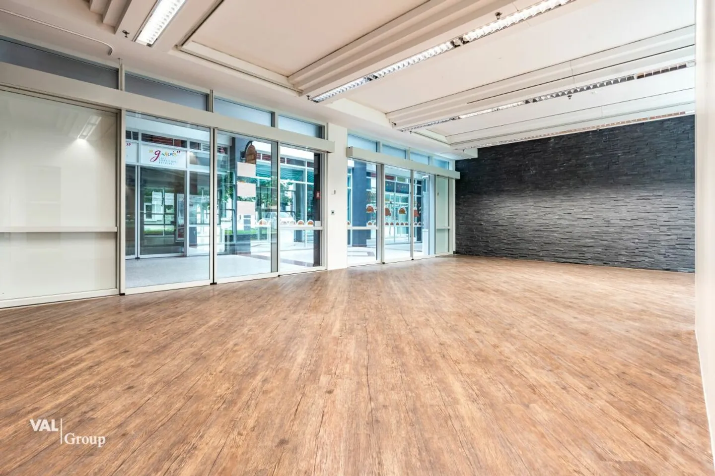 Nel cuore del paradiso termale: Locale attraente con potenziale e passaggio - Foto 2 di 9