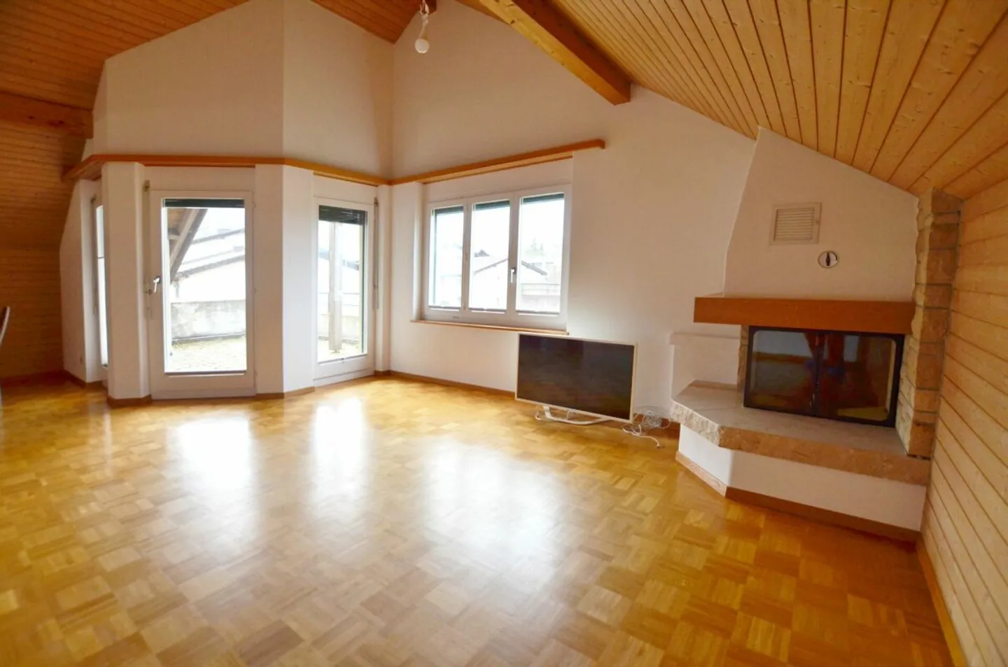 3 1/2 Zimmer Eigentumswohnung mit 1 Tiefgaragen-Platz Angenehmes Raumkonzept für gemütliches Wohnen - Foto 2 von 5