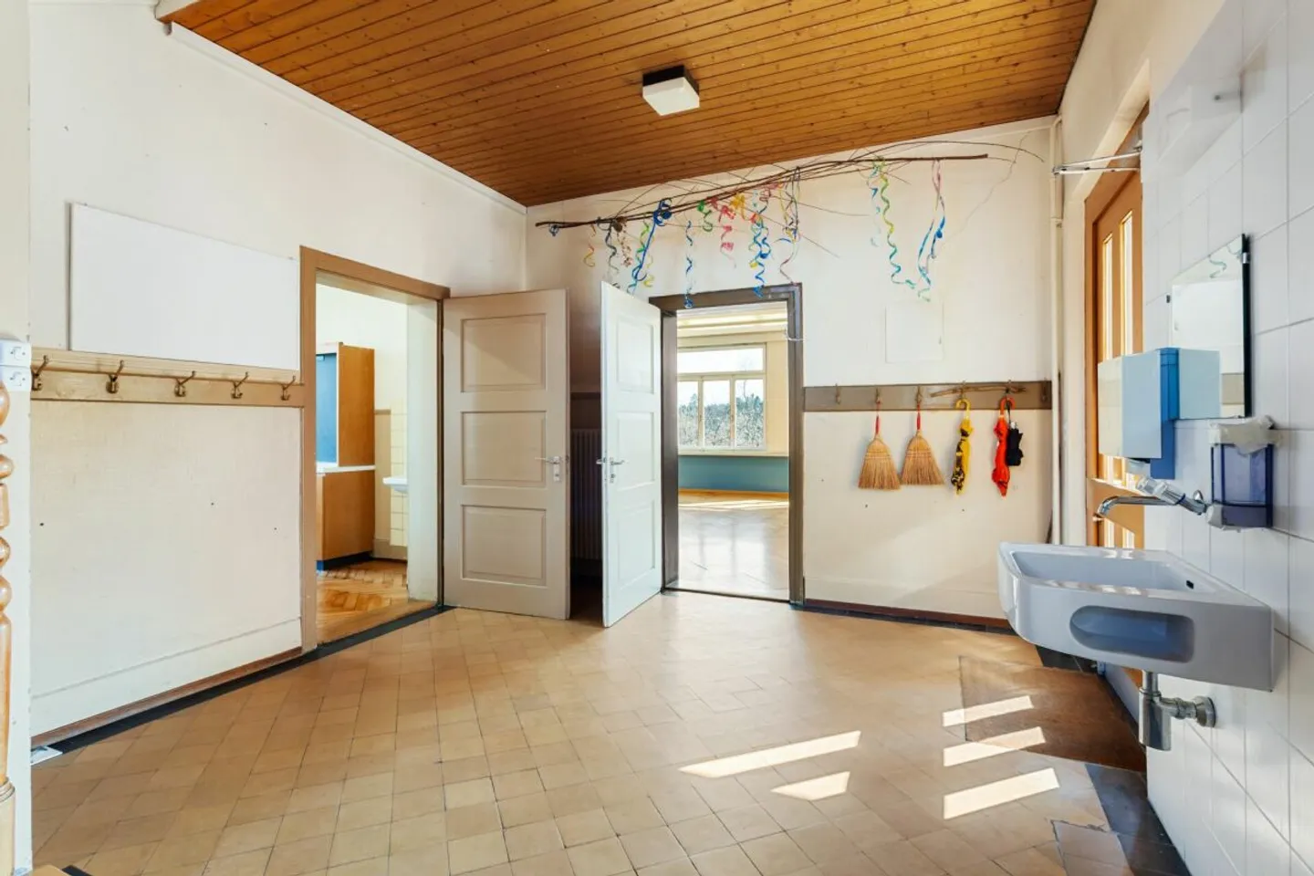 Einzigartige Gelegenheit - Mehrfamilienhaus mit Wohn- und Schulräumen - Photo 7 sur 13