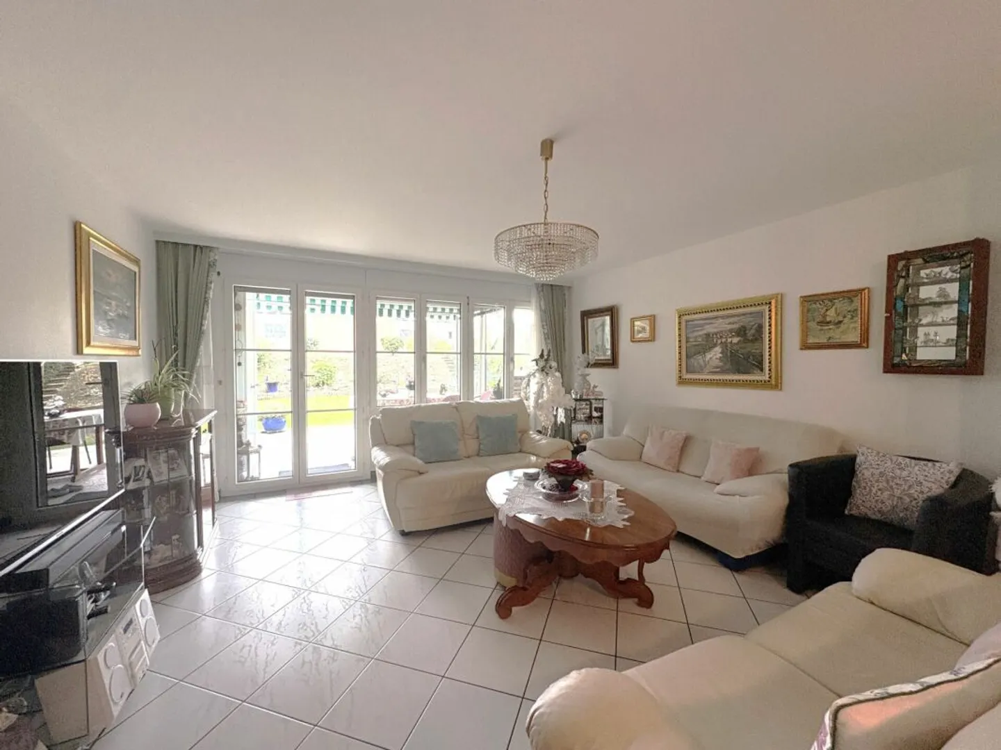 4½ Zimmer Erdgeschosswohnung mit zwei Sitzplätzen - Foto 5 di 13