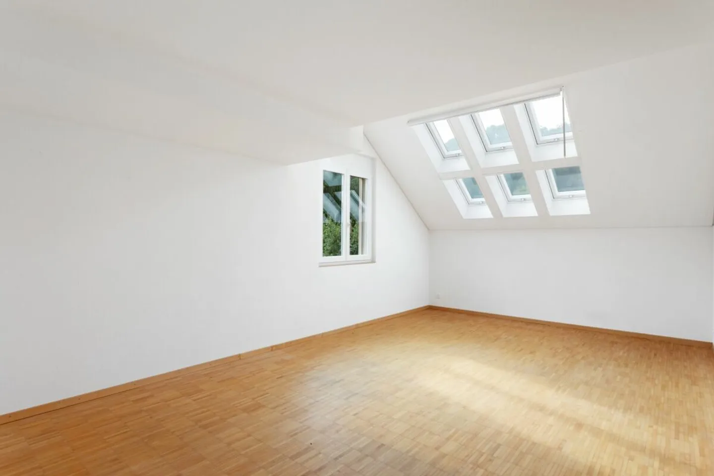 Spacious 5 ½-room maisonette apartment with cozy loggia and view into the greenery! - Photo 3 of 10