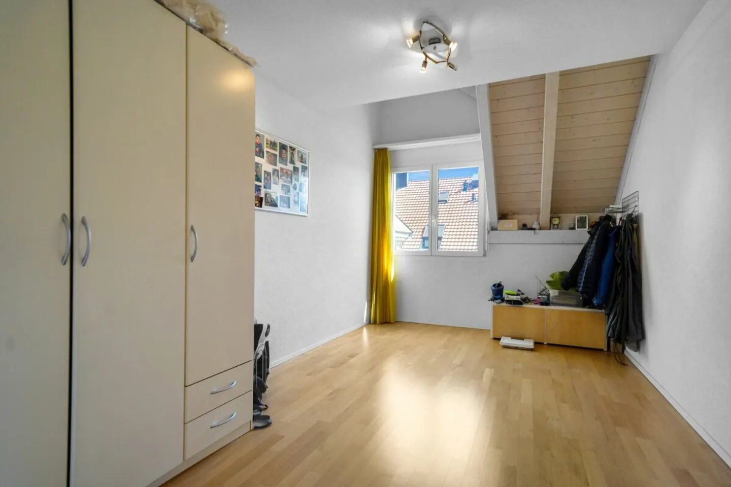 Appartement en duplex spacieux de 5,5 pièces au cœur de Studen - Photo 7 sur 13