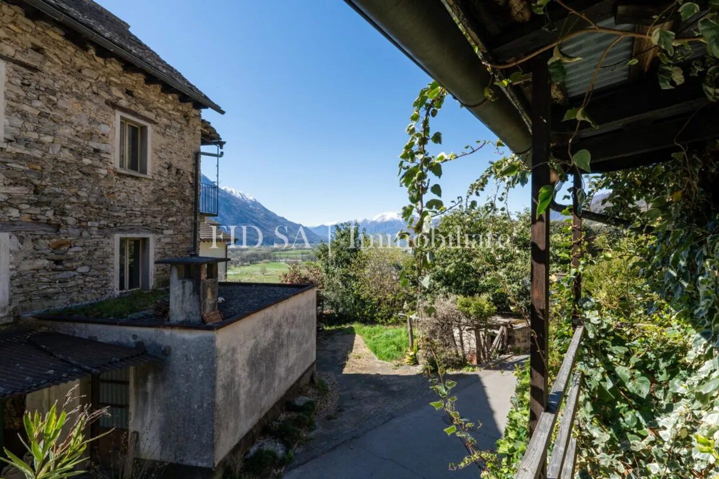 GUDO - Rustico con licenza edilizia approvata in posizione soleggiata - Photo 2 of 6