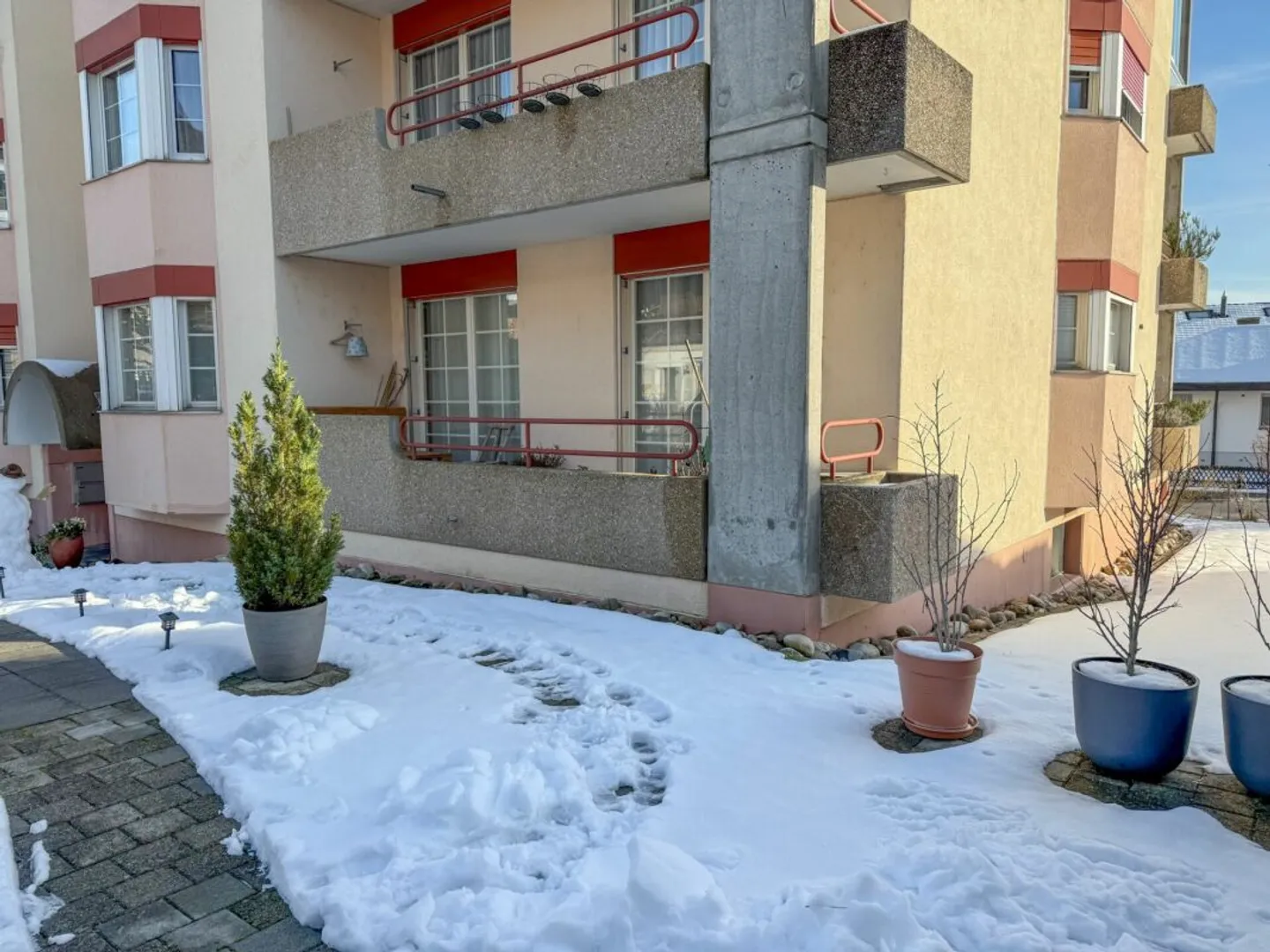 Appartement en rez-de-chaussée lumineux de 5,5 pièces avec beaucoup de confort de vie - Photo 10 sur 13