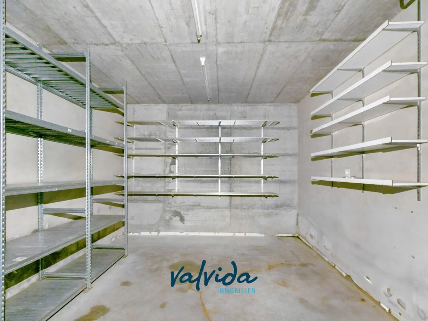 Residential & Commercial Building in Agarn with 5.5-Room Apartment, Retail Space & 1,100 m² Plot - Photo 7 of 13