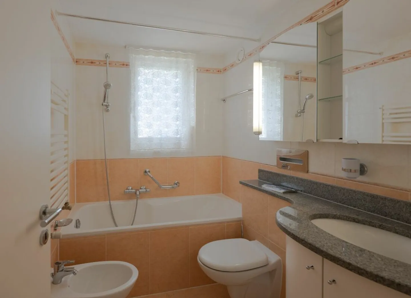 Geräumiges Familienhaus in der Natur - Foto 10 von 13