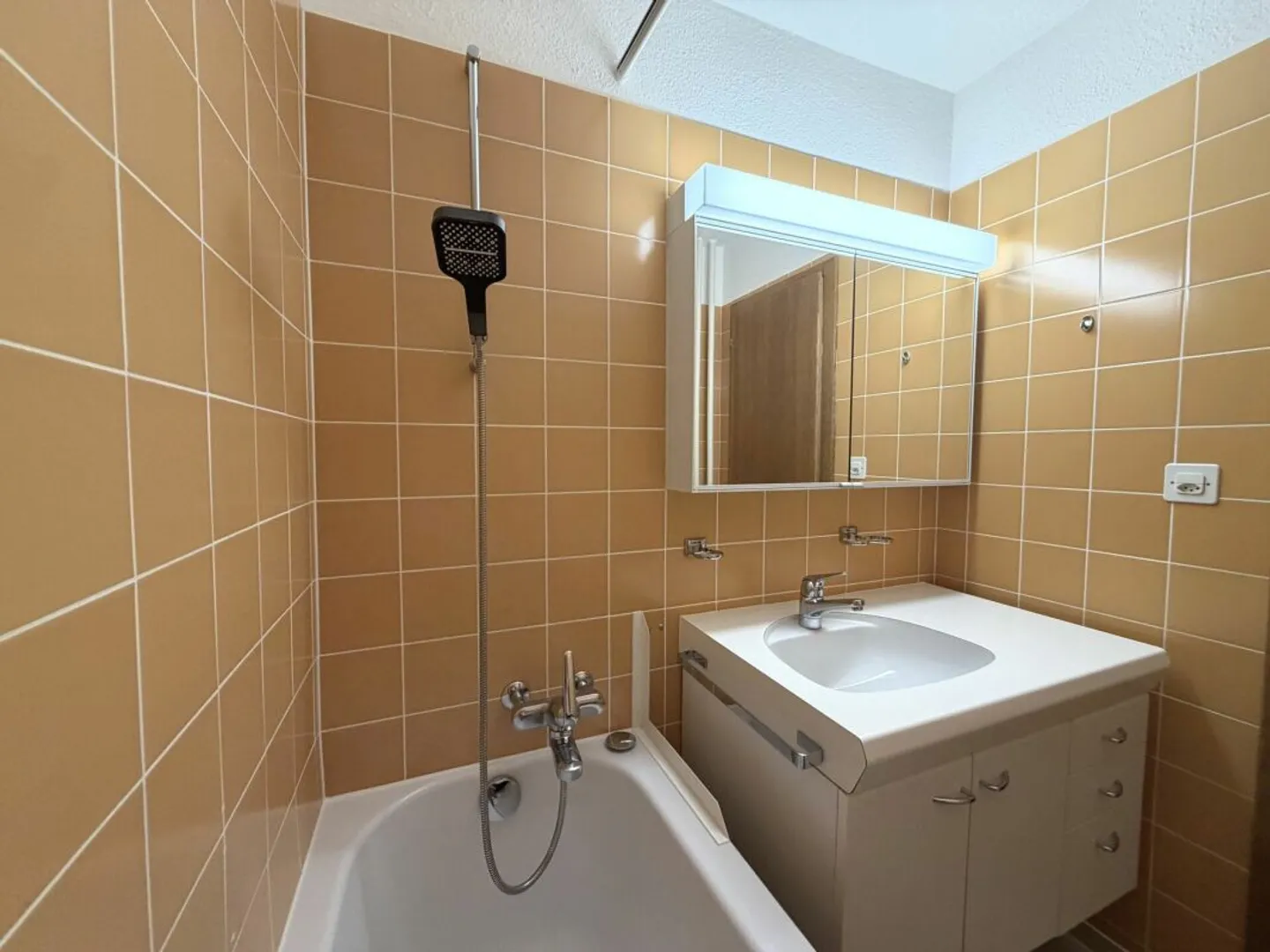 Cozy 3.5-room ground floor apartment with two balconies in a central location - Photo 11 of 13