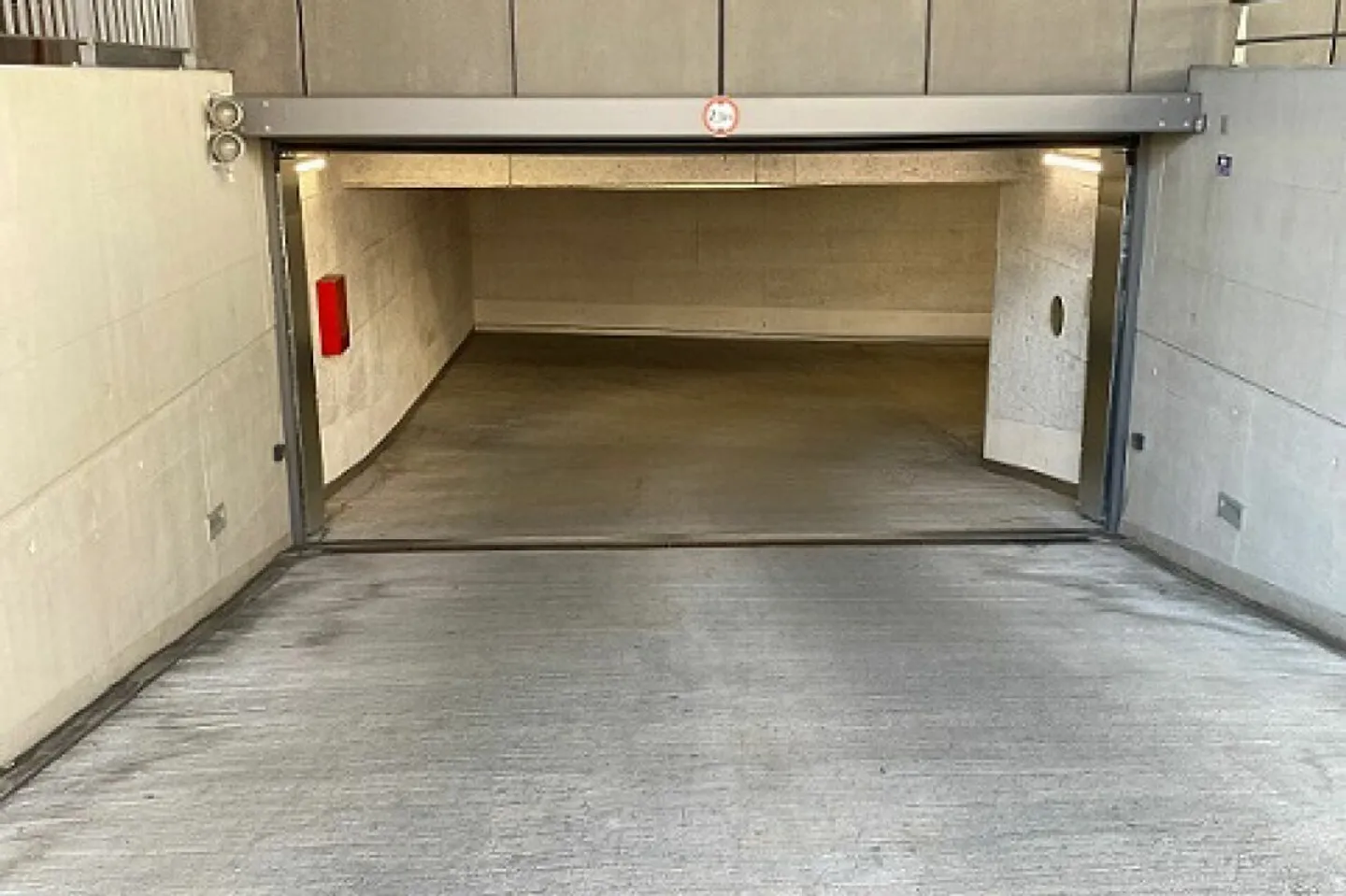 Motorradabstellplätze zu vermieten - Photo 1 of 3