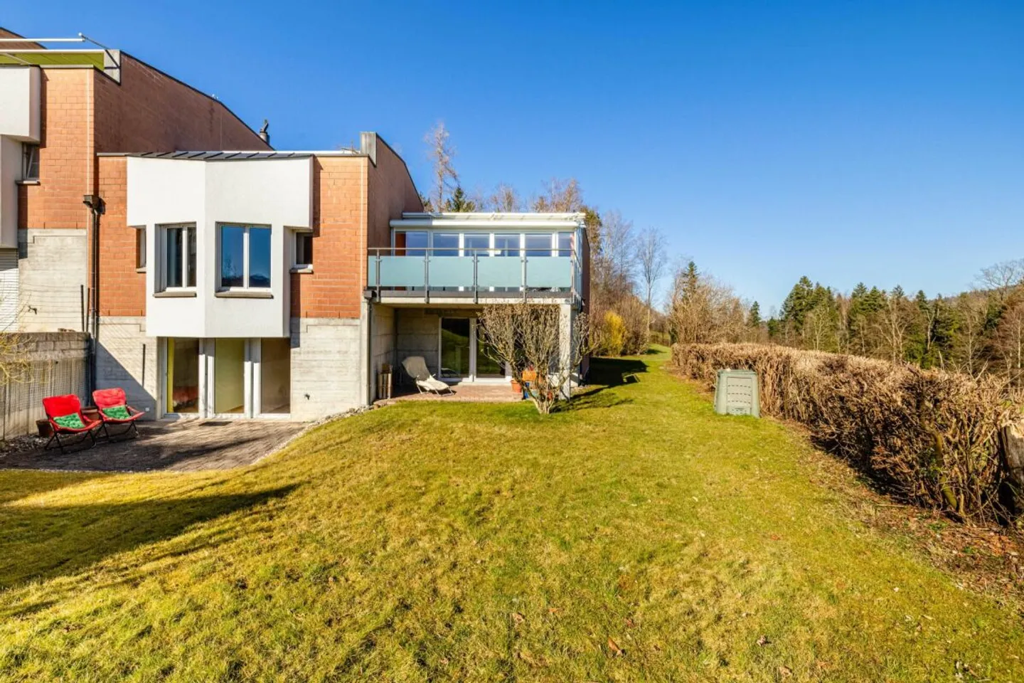 Vivre avec une vue - Maison de rangée de 7,5 pièces en bout de rangée directement adjacente à la zone agricole - Photo 7 sur 10