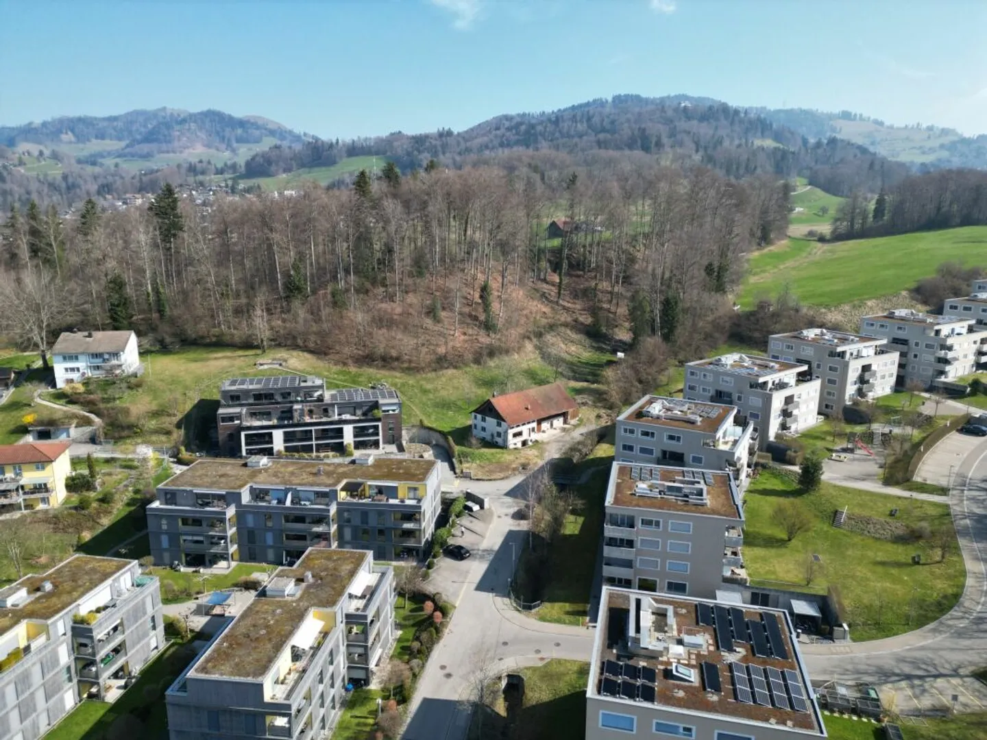 NUOVA COSTRUZIONE - Moderno appartamento di 4.5 locali al piano superiore in posizione idilliaca - Foto 2 di 3