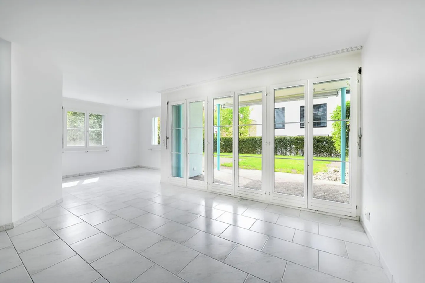 Attractive 3.5-room garden apartment with spacious outdoor seating area - Photo 2 of 11