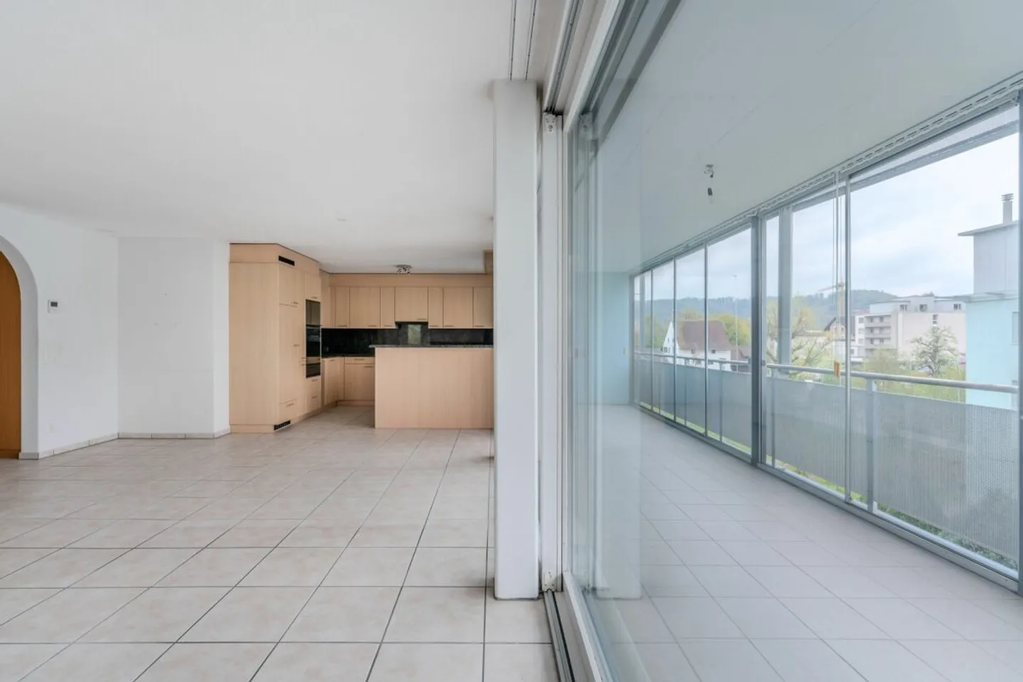 4.5 Room Apartment with Exciting Floor Plan in Ideal Location - Photo 2 of 13