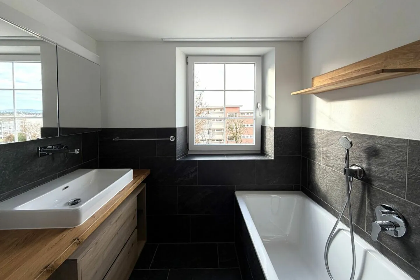 Felicità abitativa centrale a Hinwil: Casa storica di 6,5 stanze con 2 unità - Foto 8 di 12