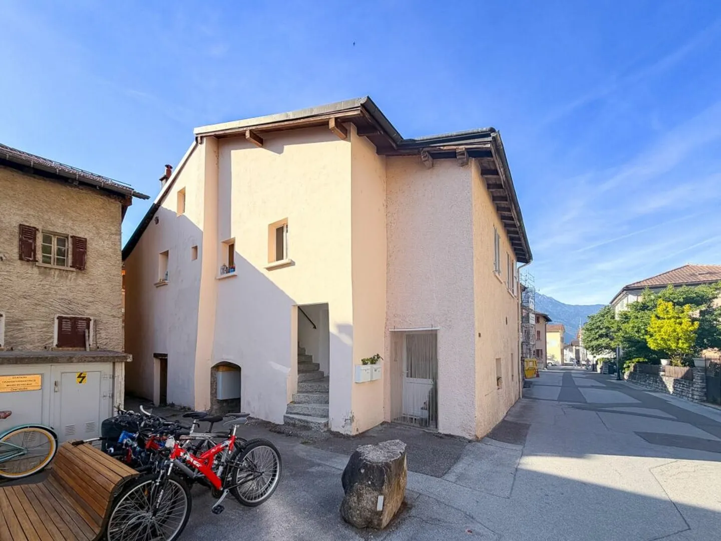 House with 3 apartments in the center of Ardon - Photo 2 of 4