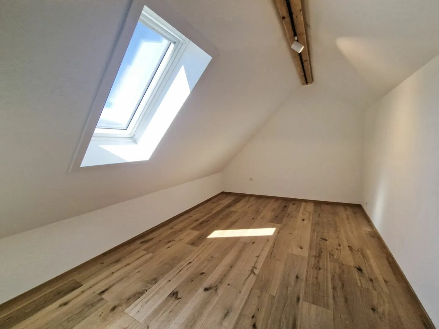 Move in and enjoy - completely renovated 3-room attic apartment (maisonette) - Photo 11 of 12