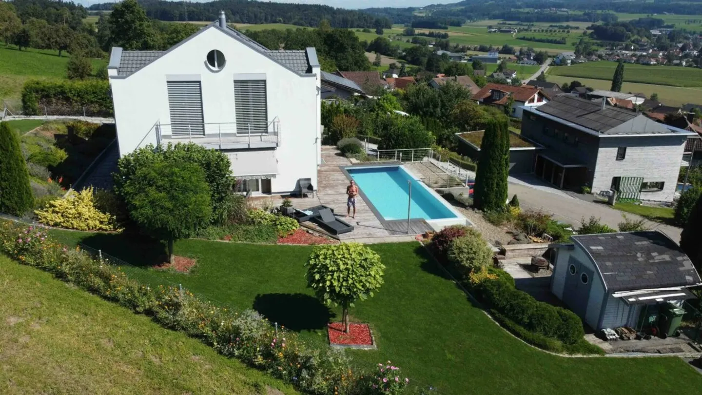 Casa familiare moderna con piscina - Foto 4 di 13