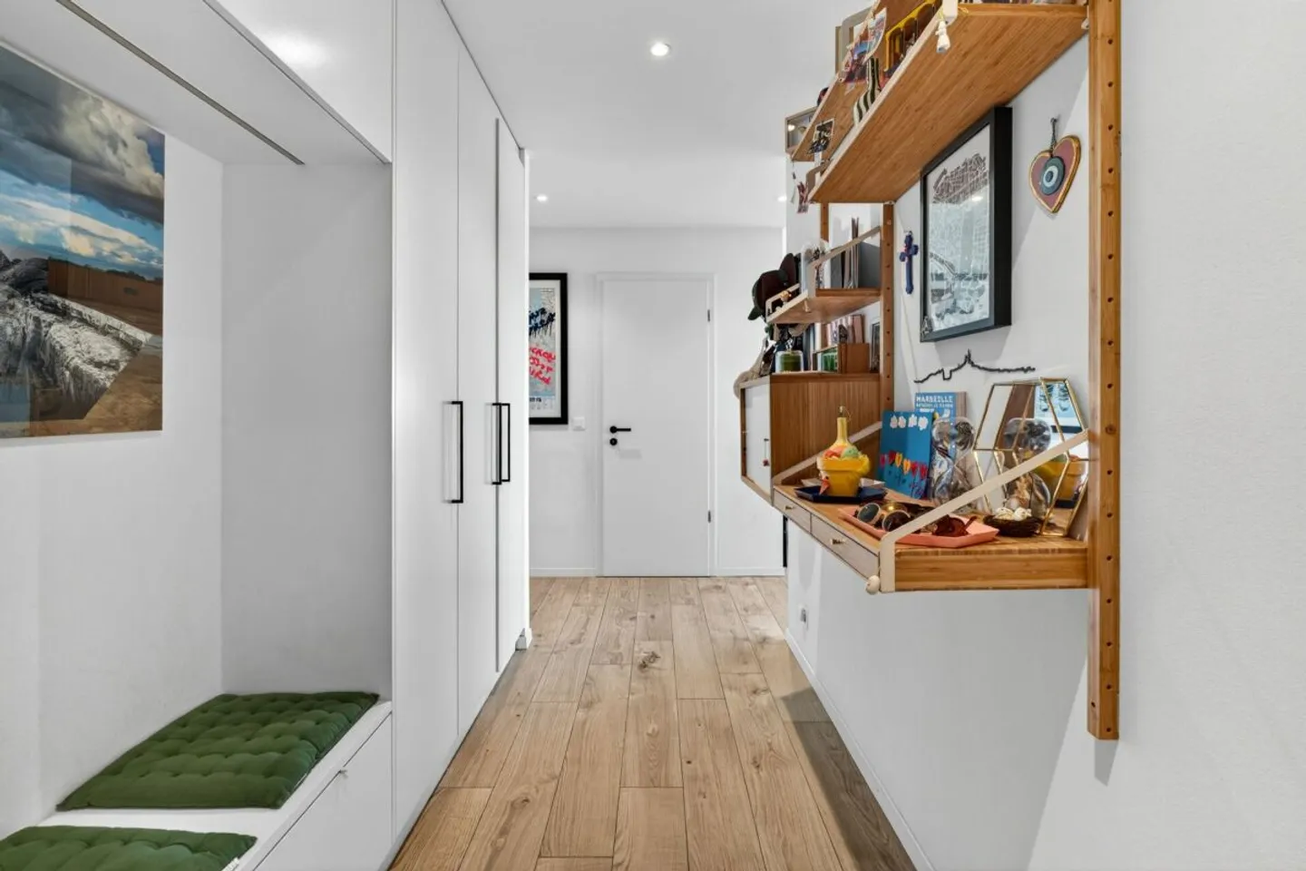 Modernes 4,5-Zimmer-Apartment mit Balkon und Seeblick - Foto 2 von 13