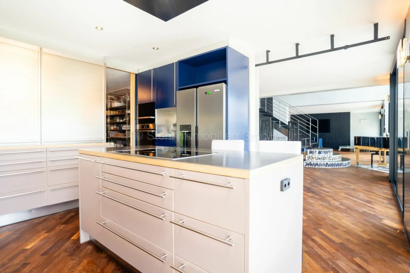 Elegante 10-Zimmer Villa mit aussergewöhnlicher Architektur - Foto 7 von 13