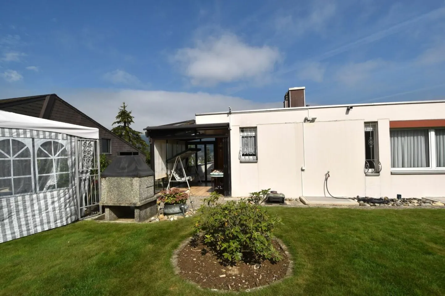 Casa unifamiliare di 6,5 stanze in una posizione molto bella - Foto 3 di 13