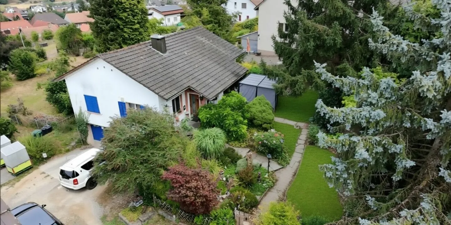 Ein Garten zum Verlieben! Freistehendes Einfamilienhaus mit viel Potenzial - Photo 4 sur 13