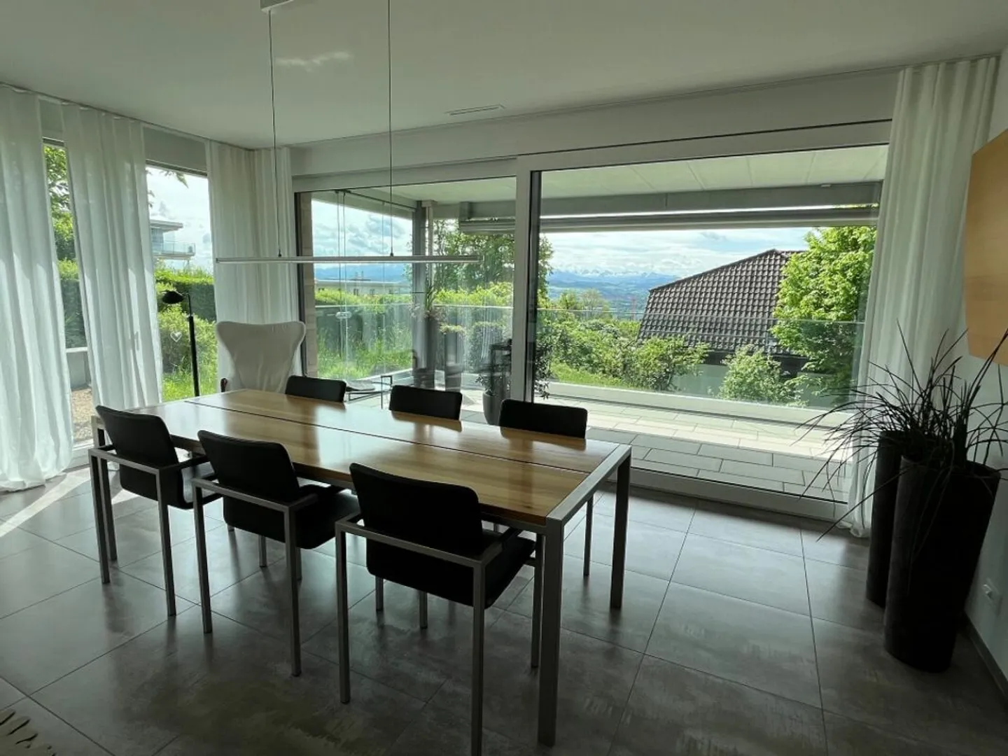Exclusive ground floor apartment with huge balcony and great view - Photo 4 of 12