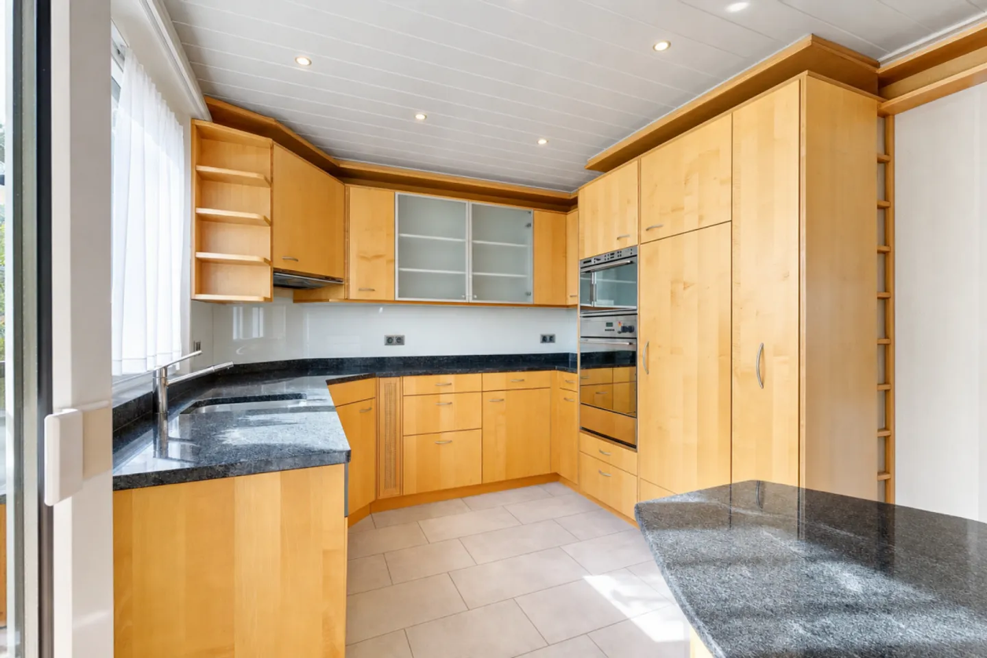 Well-maintained single-family house with forecourt and terrace - Photo 5 of 13