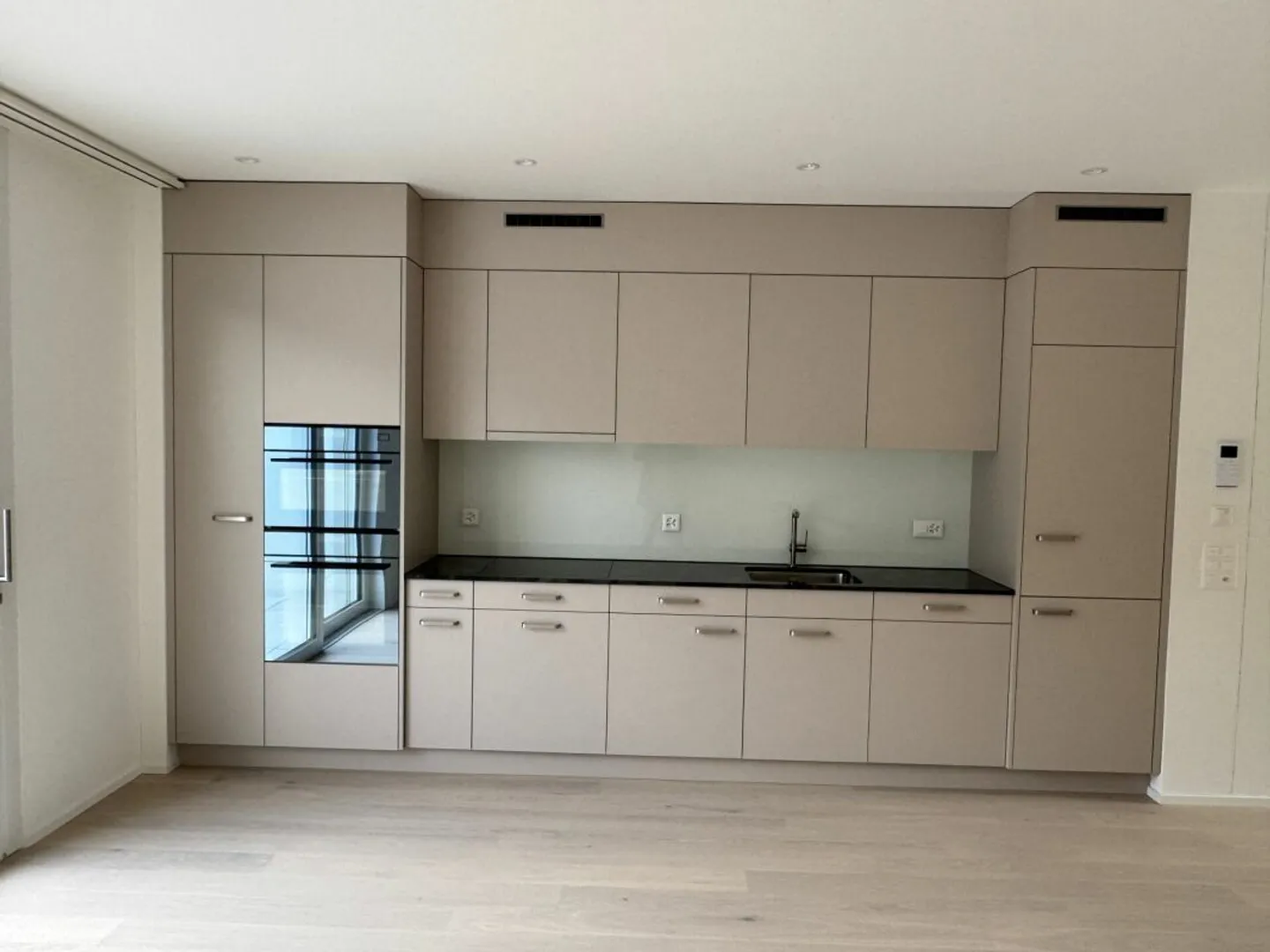 First rental: high-quality 3.5-room penthouse apartment with castle & mountain view - Photo 4 of 13