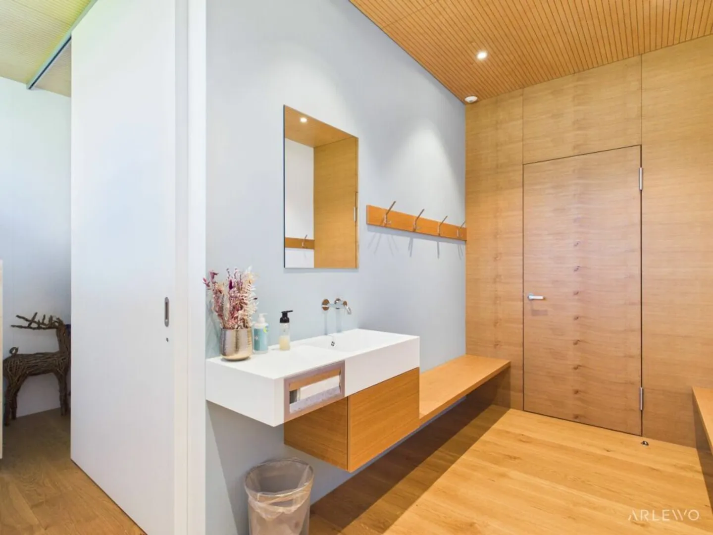 Due unità residenziali e un impressionante padiglione commerciale - Foto 3 di 11